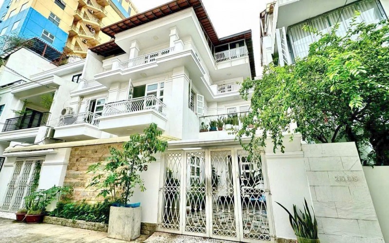 Biệt thự Nguyễn Thành Ý, TT Đa Kao, DT 180m2, nhà 3 tầng mới