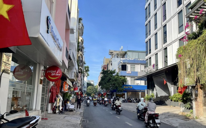 Góc 2 MT Nguyễn Văn Thủ, DT 4.1x19.5m, đang cho thương hiệu cafe thuê