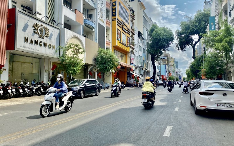 Khan hiếm, MT thương hiệu Võ Văn Tần, Q.3, DT 6.2x15m, sẵn HĐ thuê