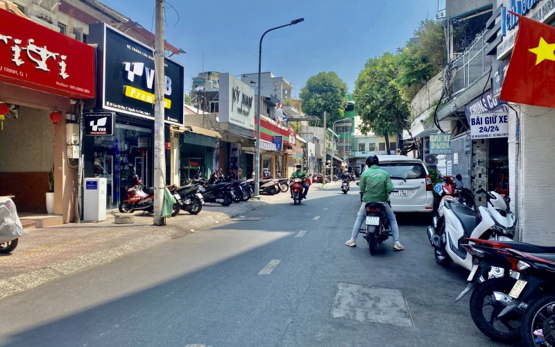 MT ngay Cống Quỳnh, Q.1, DT 4.5x17m (NH 5.4m), Nhà Hầm 4 Tầng, Sẵn HĐ Thuê