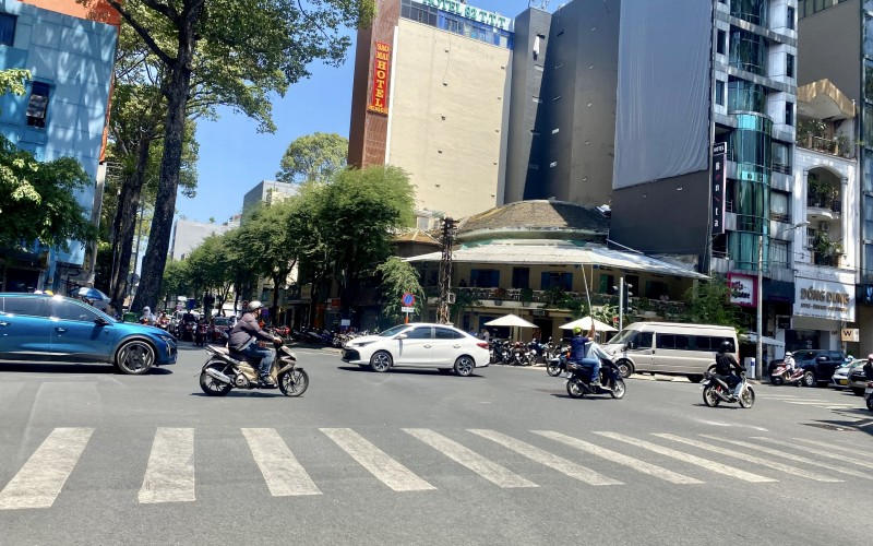 Vị trí đẹp, MT Tôn Thất Tùng, đoạn gần Sương Nguyệt Ánh, DT 4x18m (NH 5.1m), nhà 4 tầng, sẵn HĐ thuê